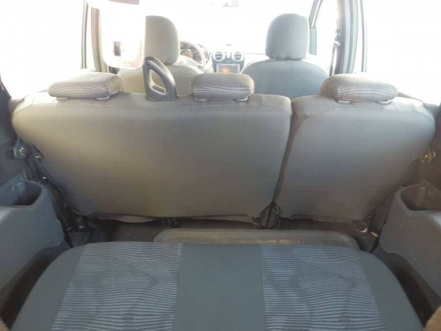 Egyeni Auto Uleshuzat Fototara Fenykeptara Dacia